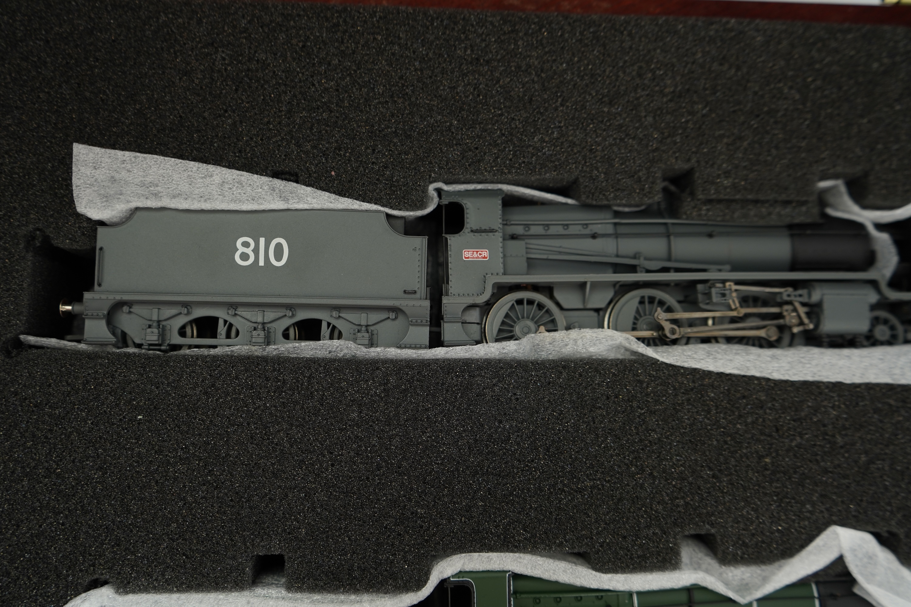 A wooden cased Bachmann Branchline 00 gauge railway set of two class N tender locomotives, one in Southern Railway livery, 1863, and the other in SE&CR livery, 810